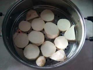 8、川香粉蒸肉,香芋切片铺底。