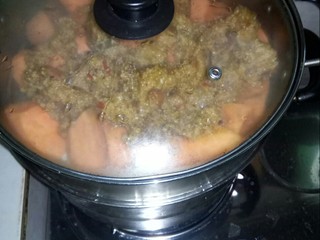 11、川香粉蒸肉,水开后，上锅蒸。