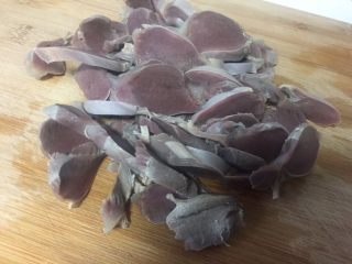 6、凉拌鸭胗(酸辣味),切成薄片,这样可以快速入味。