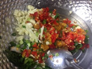 8、凉拌鸭胗(酸辣味),蒜蓉、香葱碎、自制剁椒放容器里拌匀。