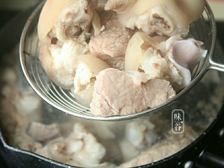 4、番茄黄豆猪蹄汤,捞起猪蹄冲洗干净表面血沫。