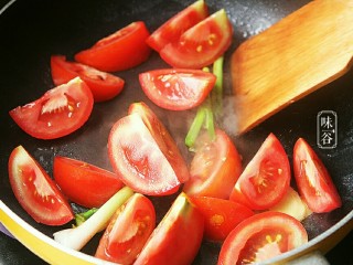 6、番茄黄豆猪蹄汤,锅内下油，放入姜片和葱白爆香，倒入番茄翻炒