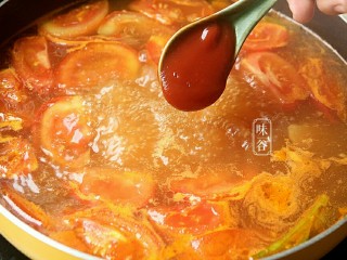 8、番茄黄豆猪蹄汤,煮开后倒入番茄酱搅拌均匀。
