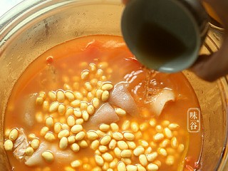 11、番茄黄豆猪蹄汤,放入料酒。