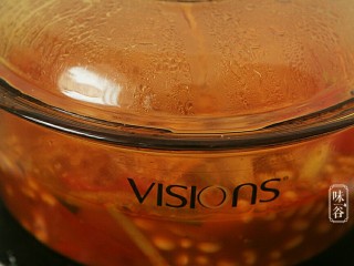 16、番茄黄豆猪蹄汤,盖上锅盖炖煮45分钟左右即可。