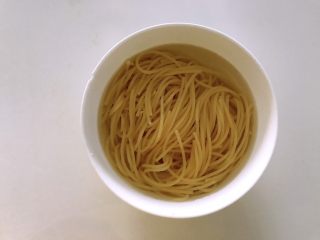 3、意大利面原来可以这样做，简单、营养、美味,待面条大约7-8成熟的时候，捞出用凉水冲一下让其冷却也可以放进冰水中，划散之后沥干水分淋入适量的橄榄油用筷子拌匀备用。