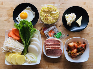 1、部队火锅,先把需要的食材提前准备好，蔬菜可以按需选择。