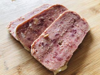 2、部队火锅,牛肉午餐肉切片备用，家里有猪肉午餐肉的也可以用猪肉午餐肉代替。