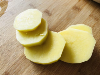 3、部队火锅,土豆去皮洗净切片备用，厚度约3毫米。