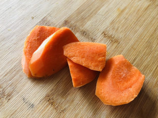 4、部队火锅,胡萝卜去皮洗净切片备用，厚度约3毫米。