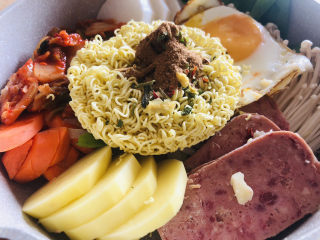 7、部队火锅,放入煎蛋跟方便面，撒上方便面调料包。