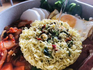 8、部队火锅,加入适量开水，中小火煮开。