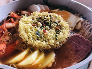 9、部队火锅,水开后继续煮至5分钟左右。