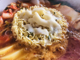 10、部队火锅,撒上芝士、黄油。