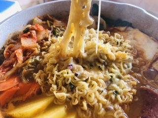 12、部队火锅,待所有蔬菜完全煮熟后关火，用筷子挑起面条芝士可以拉出细丝。