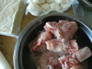 1、自制家庭【鸳鸯火锅】,准备好原材料。