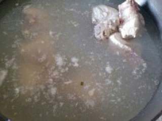 2、自制家庭【鸳鸯火锅】,排骨焯好水。