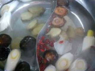 4、自制家庭【鸳鸯火锅】,鸳鸯锅辣汤和清汤分别加入适量 水，分别放入泡发香菇、生姜、大 葱、盐，清汤里再加入大枣、枸 杞，开启电磁炉，烧开。