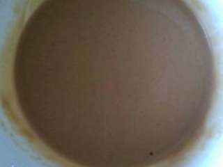 9、自制家庭【鸳鸯火锅】,芝麻酱加入适量盐，分次加入凉 白开搅打均匀。