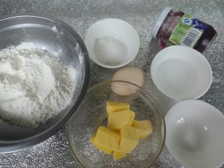 1、爱心夹心挞饼,所有材料称重备好,以免制作时手忙脚乱。