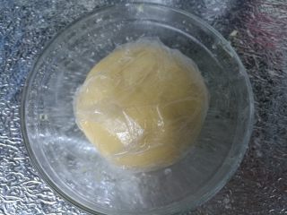 4、爱心夹心挞饼,加入糖、盐、水混合均匀,揉成面团。盖保鲜膜静置松弛15分钟后,送入冰箱冷藏半小时。