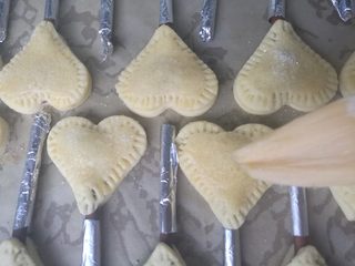 11、爱心夹心挞饼,最后在表面刷上剩余的蛋液,撒上白砂糖。