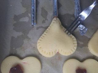 9、爱心夹心挞饼,用小叉子在饼干周围压上好看的花边。