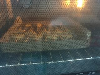 12、爱心夹心挞饼,送入预热好的烤箱上下火180度烘烤25分钟至表面金黄即可。