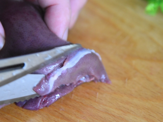 2、酱爆猪肝这样做，滑嫩下饭，1个技巧搞定它,将猪肝剔去筋膜