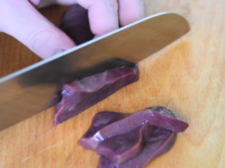 3、酱爆猪肝这样做，滑嫩下饭，1个技巧搞定它,切半后，切成三角状备用