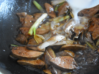 11、酱爆猪肝这样做，滑嫩下饭，1个技巧搞定它,倒入水淀粉勾芡