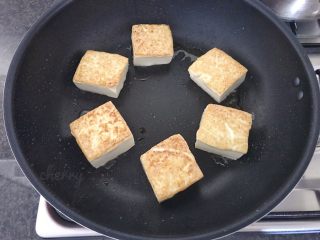 21、吃豆腐～豆子与豆腐的碰撞,煎制两面金黄即可，