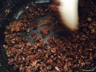 1、豆沙粽子,红豆加入水煮熟，多余水倒掉，把豆子打碎