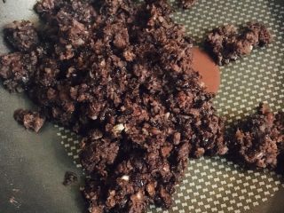 3、豆沙粽子,倒入豆陷儿，翻炒，加入红糖，甜度根据自己口味