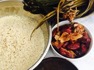 5、豆沙粽子,米要提前泡三个小时以上，最好用泡粽叶的水。如果是干粽叶需要煮五分钟。