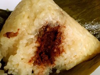 6、豆沙粽子,包好，用水煮一个小时即可