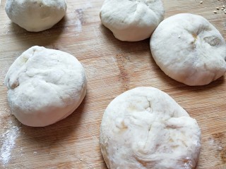 10、麻油芝麻驴肉火烧,做好的剂子一面刷均匀水。