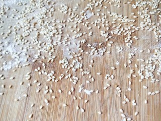 11、麻油芝麻驴肉火烧,芝麻撒在案板上，