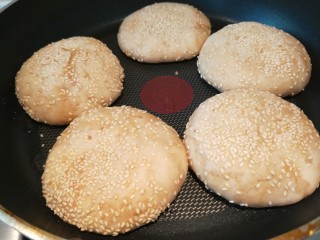 13、麻油芝麻驴肉火烧,放入平底锅煎制。
