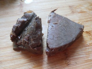 21、麻油芝麻驴肉火烧,煮好捞出来。