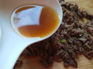 23、麻油芝麻驴肉火烧,加入一勺汤汁。