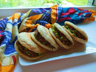 27、麻油芝麻驴肉火烧,成品图