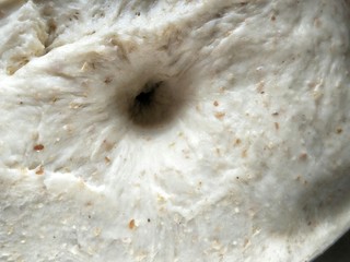 3、混合香草佛卡夏,发酵到面团2倍大，用手指戳一个洞不回缩就表示发酵成功