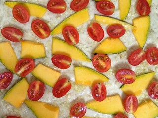 8、混合香草佛卡夏,均匀放上南瓜片和圣女果