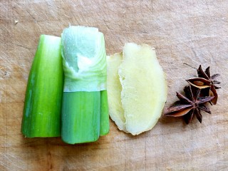 2、家常香辣鸡架,葱切段，姜切片，大料两粒