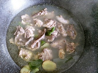 3、家常香辣鸡架,把鸡架和葱姜大料一起放入冷水中，大火烧开调中小火，煮30分钟，可以加入一勺盐