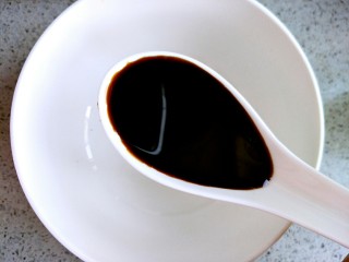 4、家常香辣鸡架,在煮鸡架的过程中准备酱料，三勺酱油，一勺耗油放入碗中