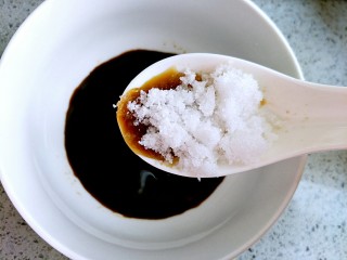 5、家常香辣鸡架,再加入一勺糖，搅拌均匀