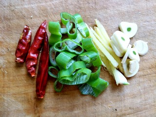 6、家常香辣鸡架,葱姜蒜切好，干辣椒掰成段