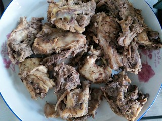 7、家常香辣鸡架,鸡架煮好以后捞出淋干